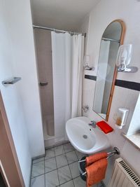 Dreibettzimmer Badezimmer (1)